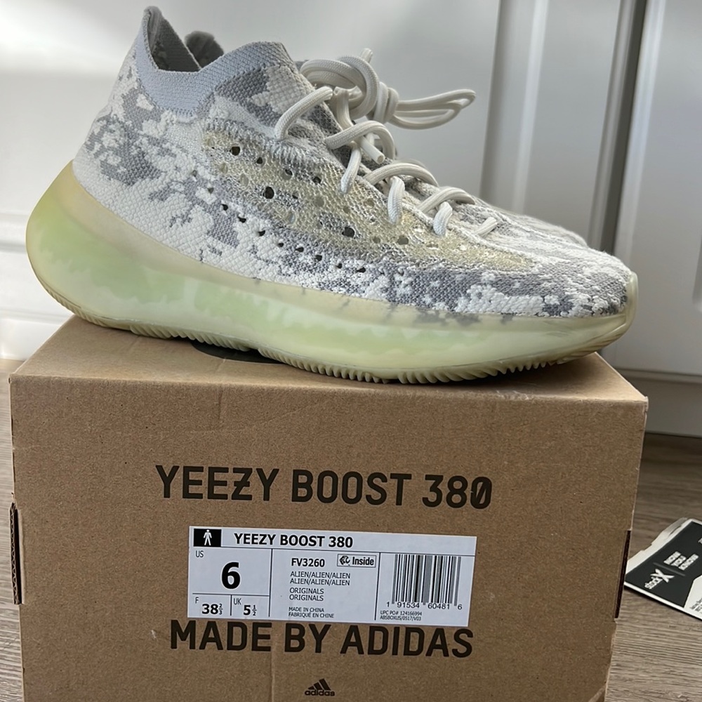 YEEZYS ALIENS MENS SIZE 6- fits Womens 7.5